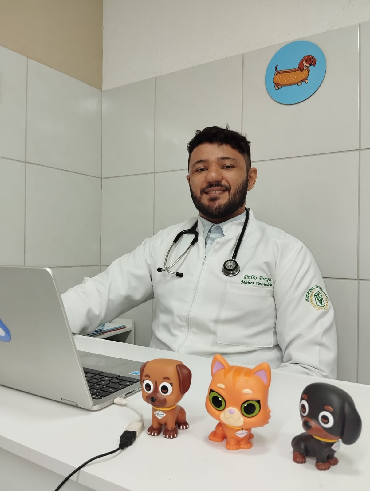 Dr. Pedro Ícaro em seu consultório